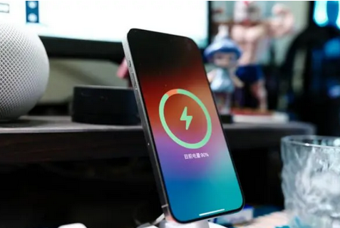 福泉苹果15换屏服务分享用什么充电器给iPhone15充电更好 